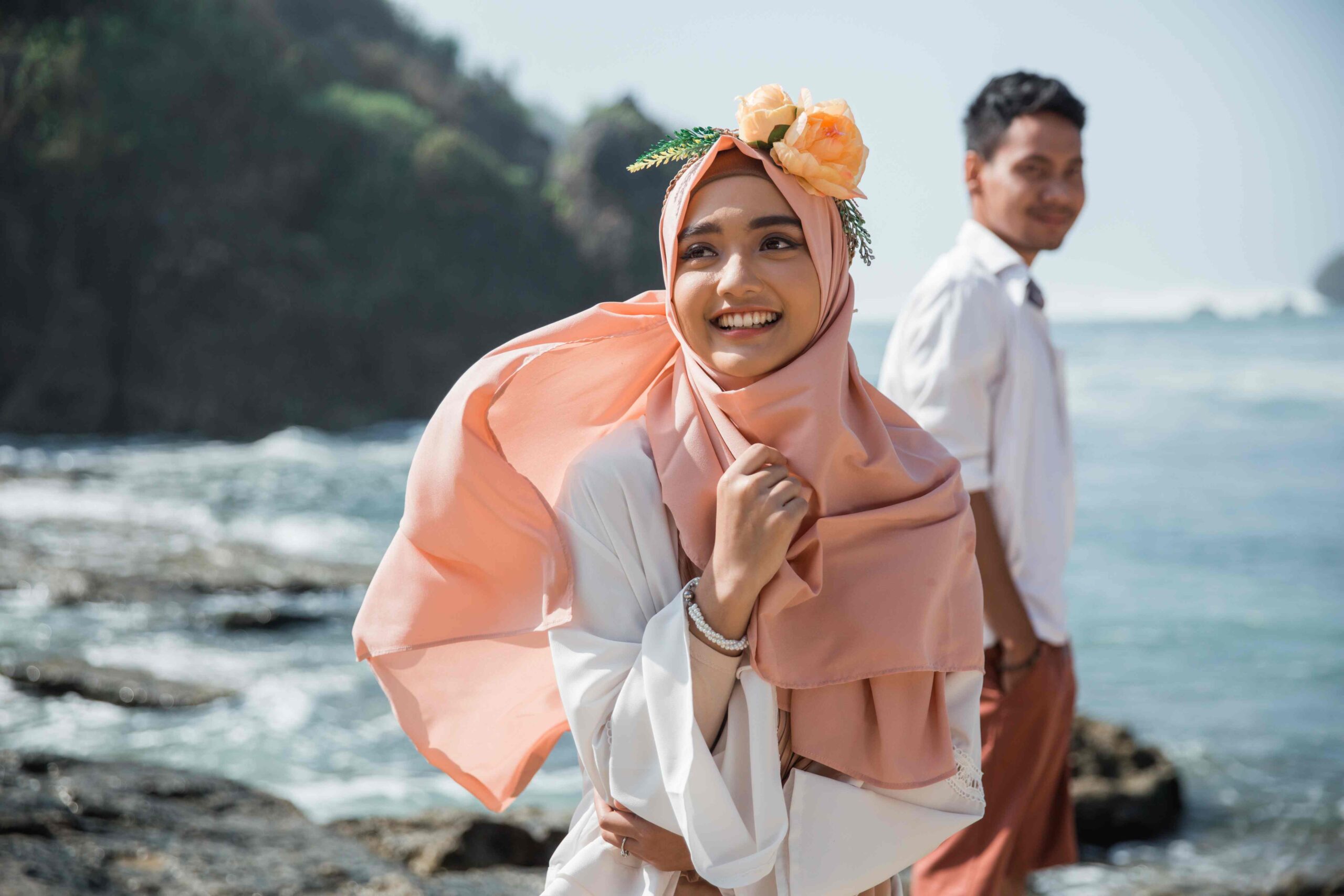 muslim-couple-beach-together (1)_11zon