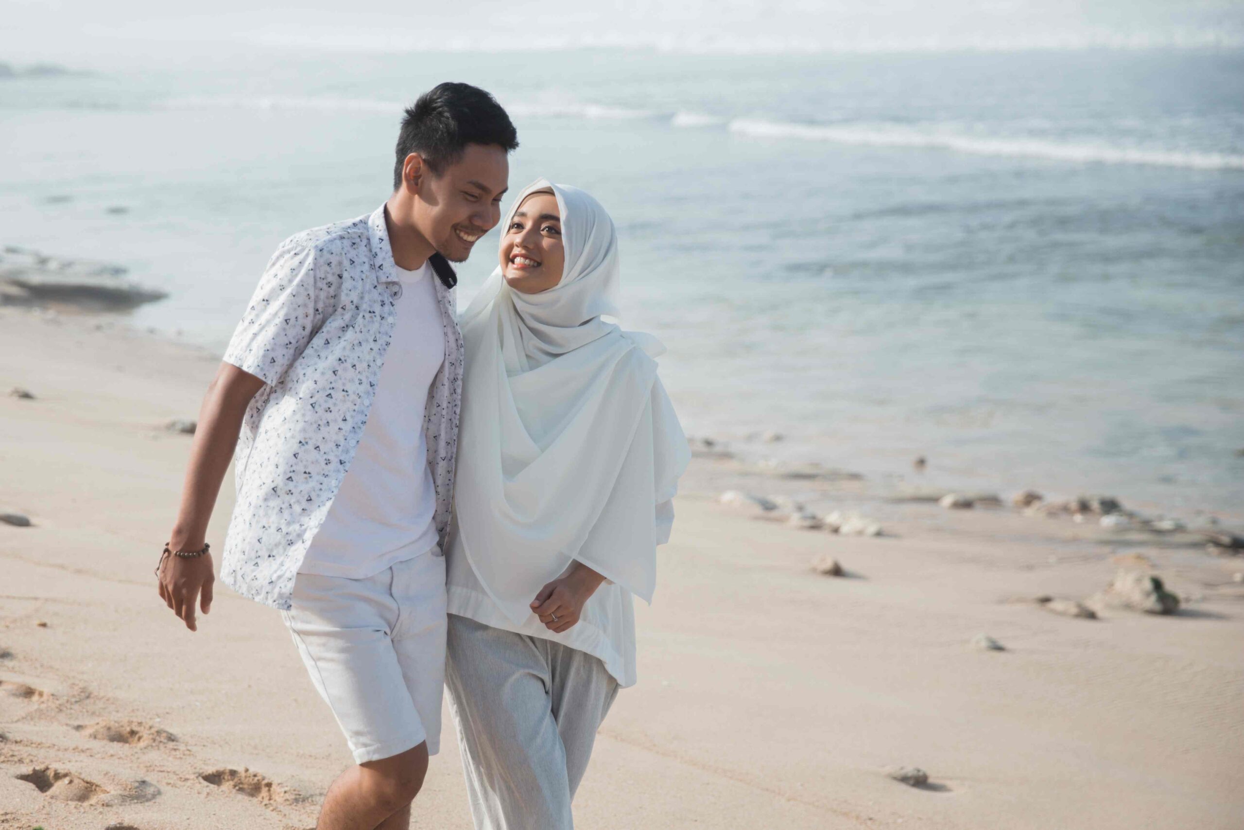 muslim-couple-beach-together_11zon