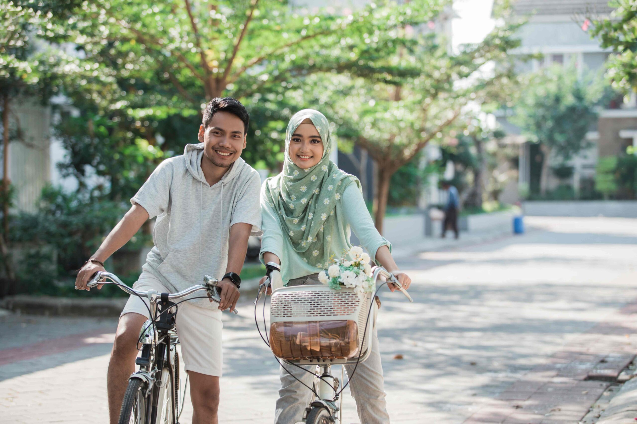 muslim-couple-riding-bike (1)_11zon