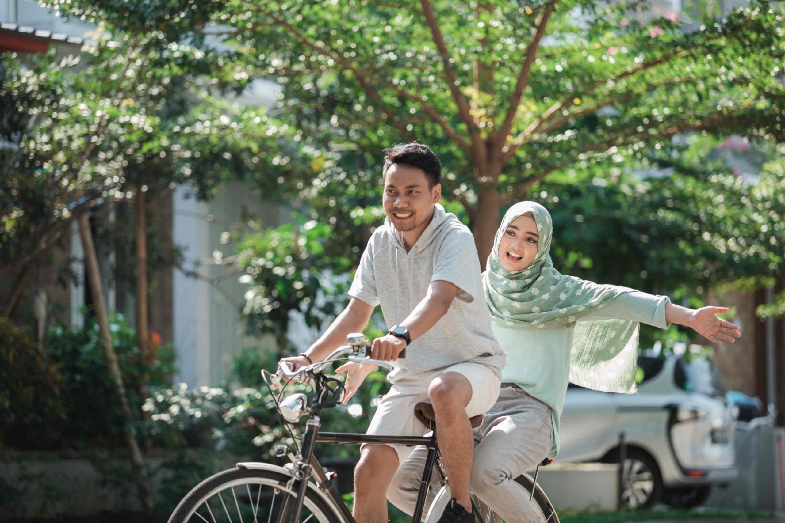 muslim-couple-riding-bike (2)_11zon