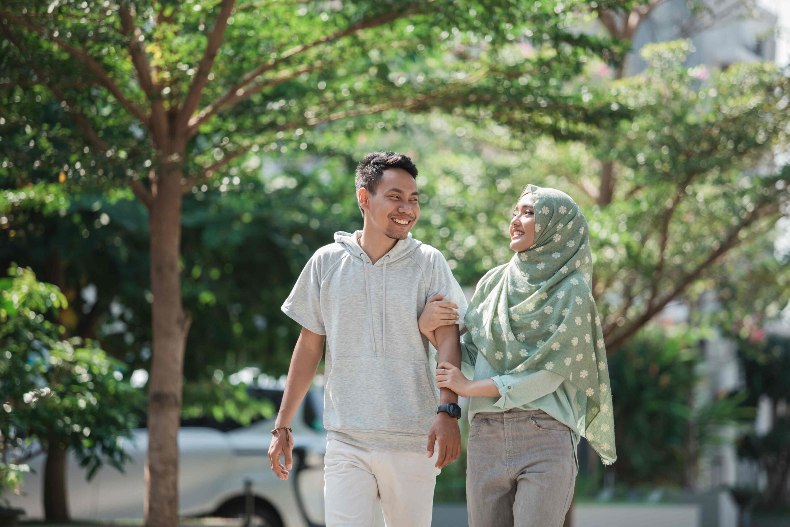 muslim-couple-walk-together_11zon